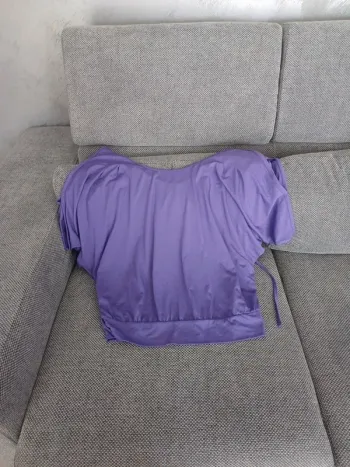 Joli haut violet avec ouverture sur les manche taille 40