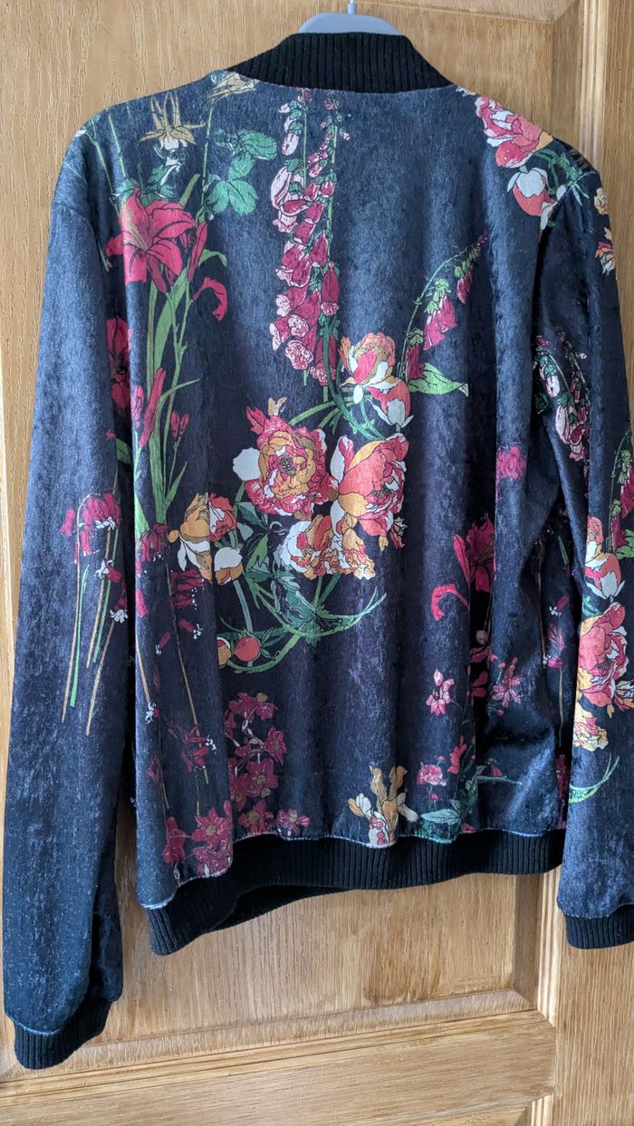 Gilet fin, coloré, à fermeture éclair. - photo numéro 2