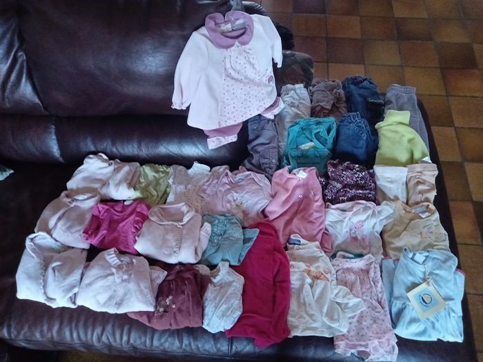 Lot 31 vêtements Fille - 6 mois - photo numéro 2