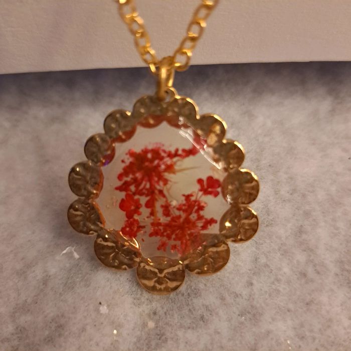 Collier avec pendentif en résine florale - photo numéro 6