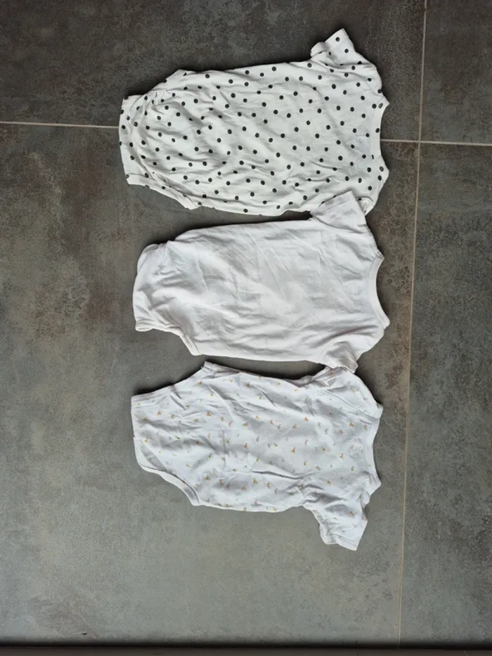 Lot de bodies 9 mois + 1 barboteuse - photo numéro 8