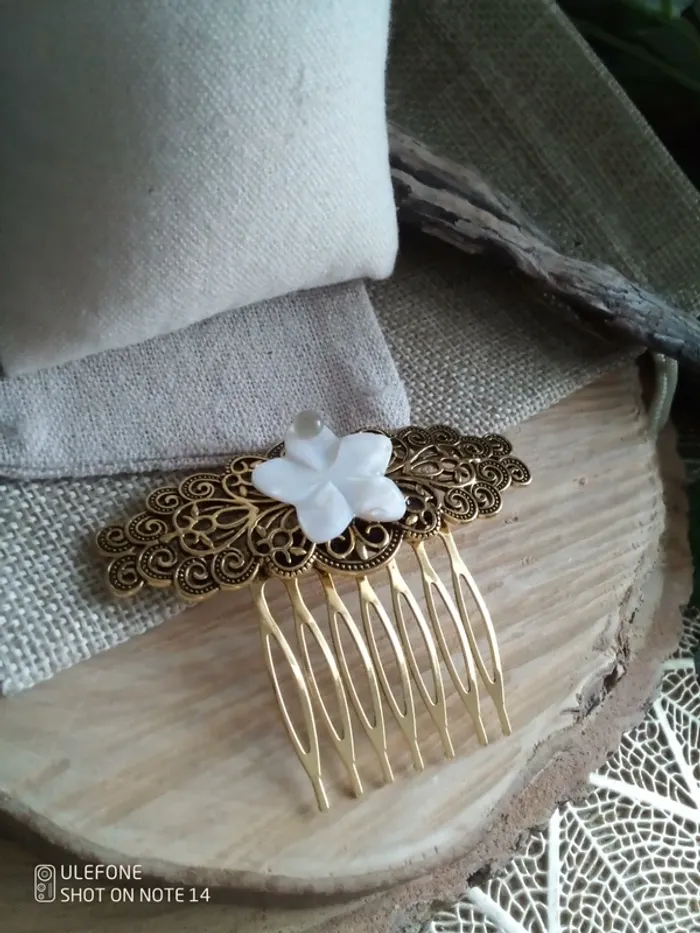 Barrette bohème avec fleur de nacre et pierre de labradorite