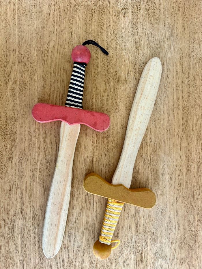 Lot de 2 épées en bois pour petit chevalier - photo numéro 3
