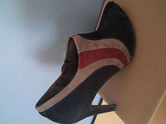 Chaussures noires et grises/taupes à talon Tamaris P38 - photo numéro 2