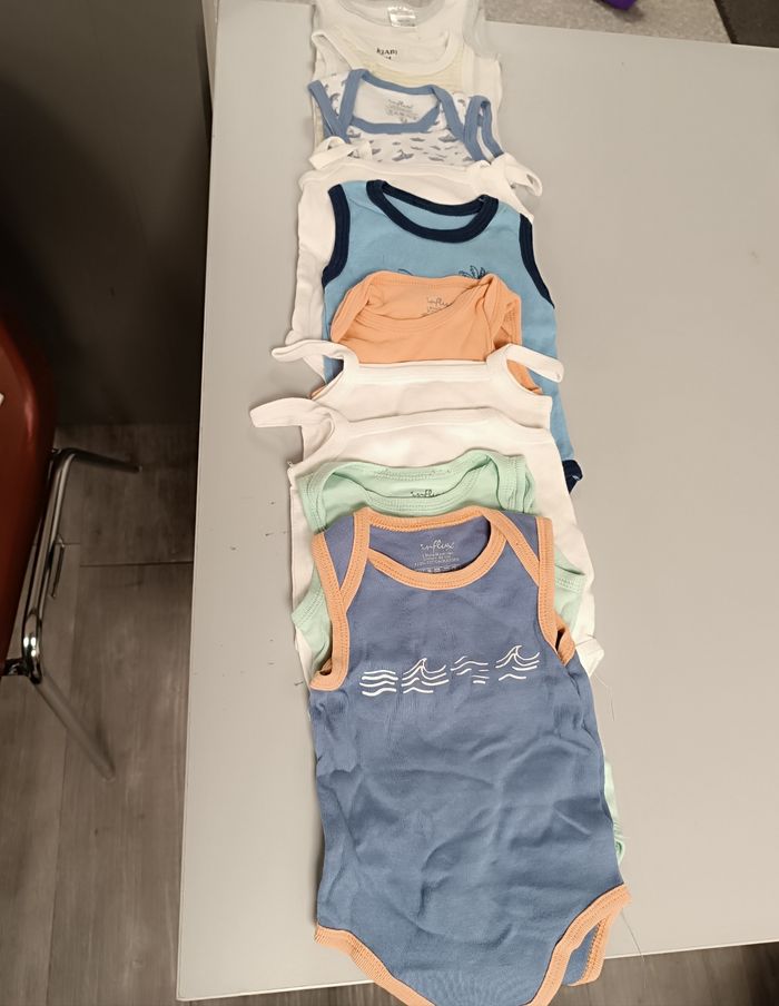 Lot de 10 body sans manches taille 3 mois