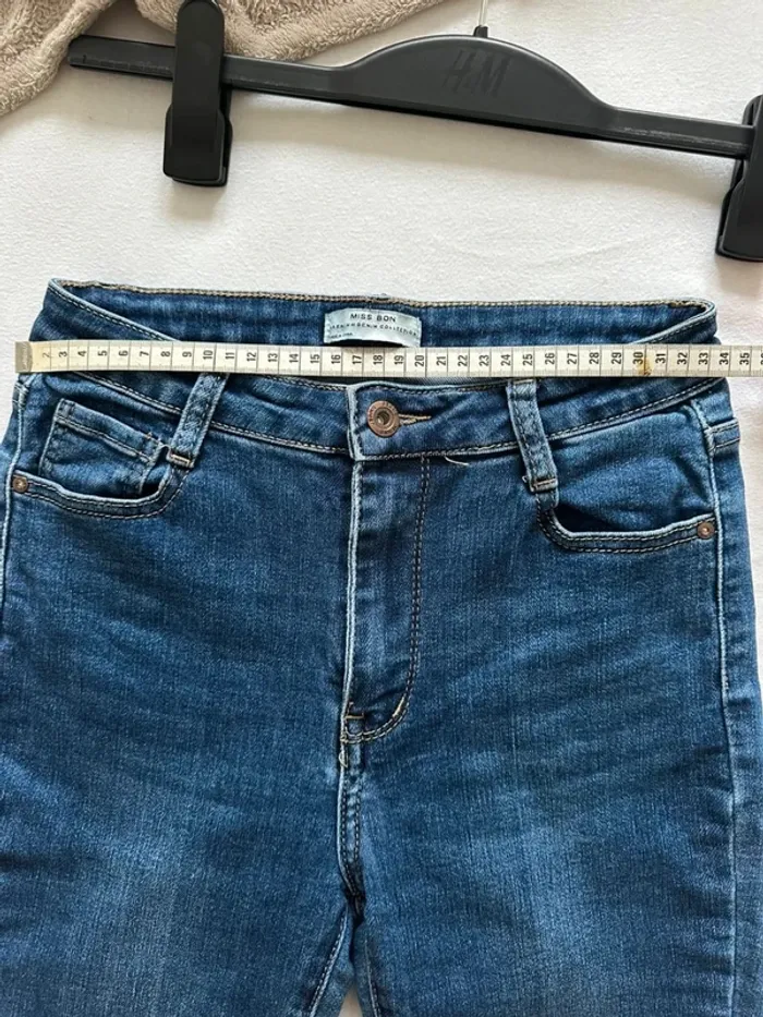 Jean skinny taille haute bleu classique avec effet légèrement usé – Miss Bon - photo numéro 6