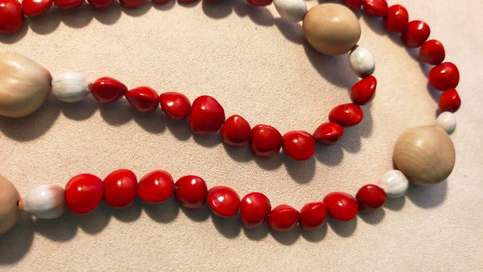 Collier vintage en graines naturelles rouges & ivoire végétal – Collection Terres d’Ailleurs - photo numéro 8