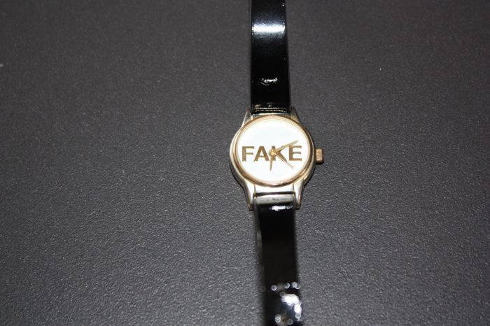 Montre bracelet noir verni FAKE - photo numéro 4