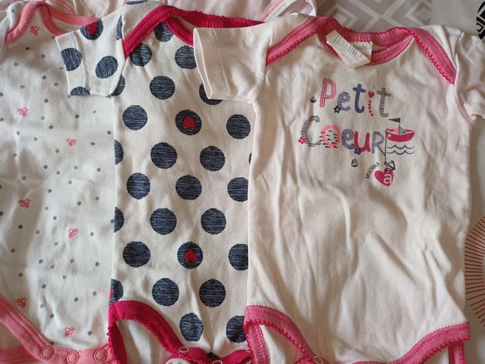 Lot 9 bodies manches courtes Taille 3 mois 👧 - photo numéro 2