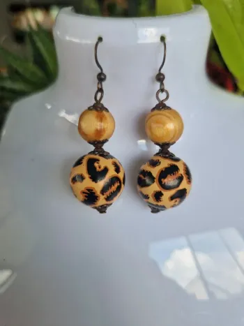 Boucles d'oreilles fantaisies deux boules en bois et léopard