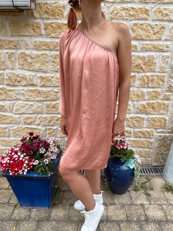 Robe courte à une épaule couleur saumon