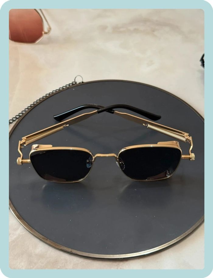 Lunette de soleil noire dorée - photo numéro 3