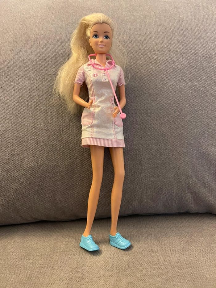 poupée Barbie infirmière