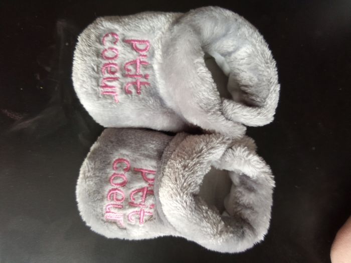 Paire de chaussons bébé fille, de la naissance à 6 mois environ. - photo numéro 2