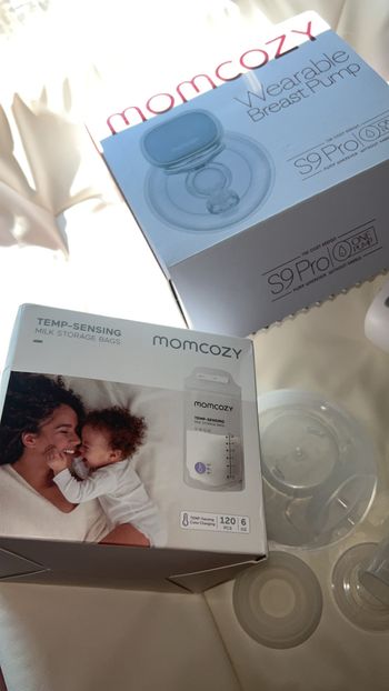 Tire lait momcozy comme neuf avec sachets de conservation