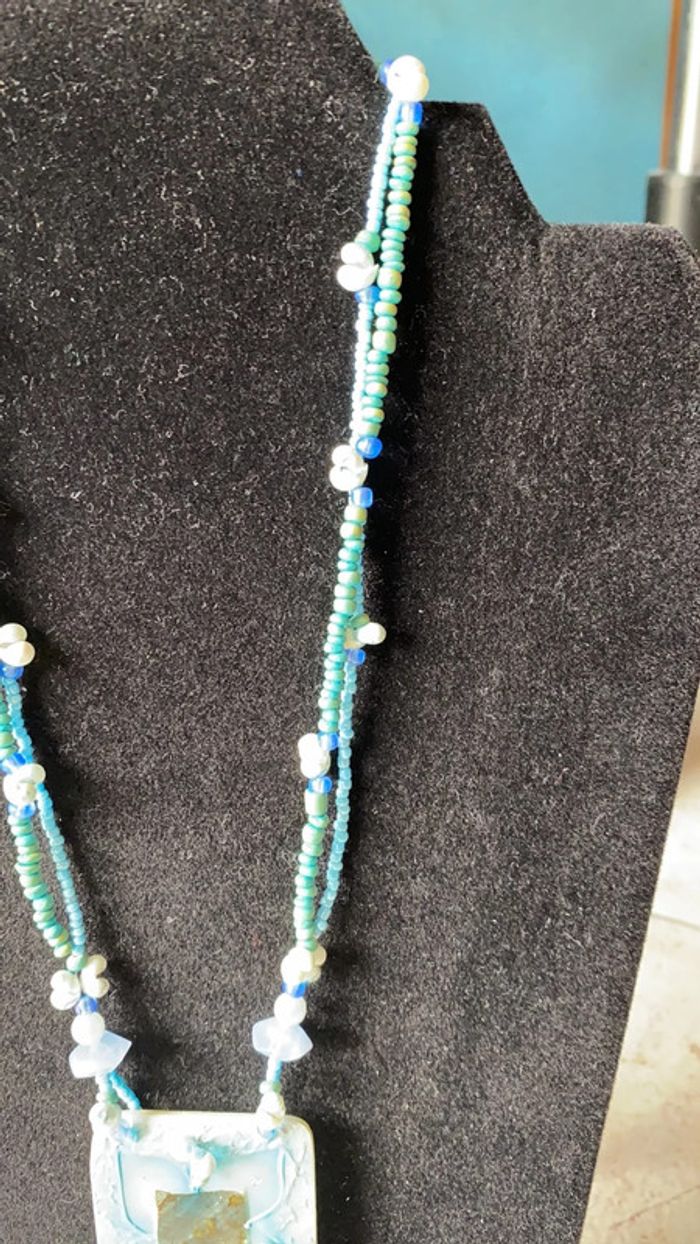 Collier fantaisie bleu avec pendentif - photo numéro 3