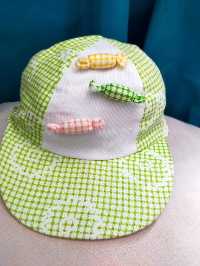 Casquette bébé vichy vert – motif bonbons cousus