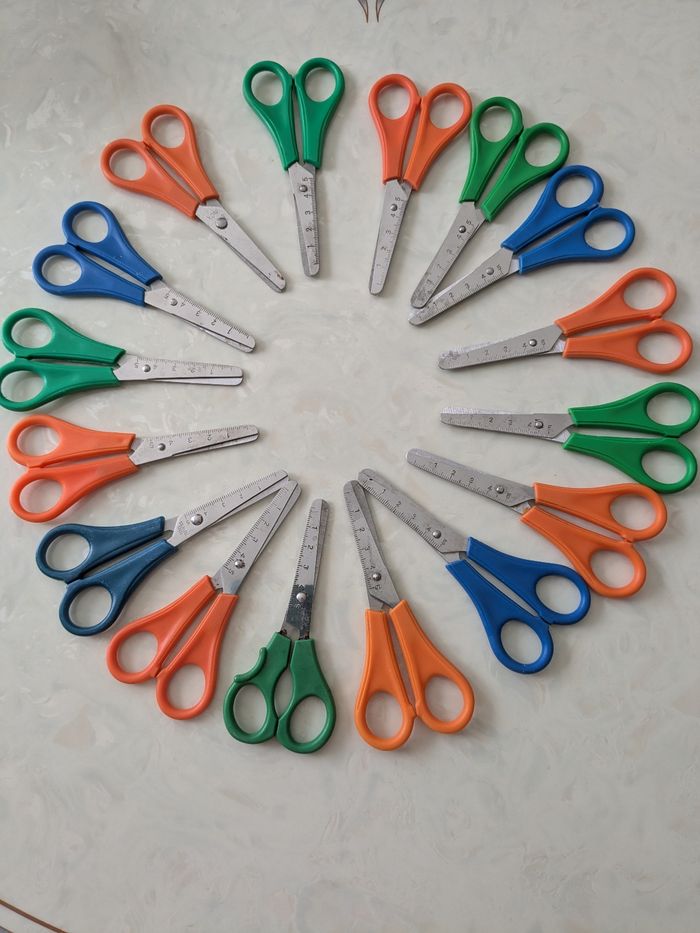 Lot de 10 paires de ciseaux enfants inox à bouts ronds.