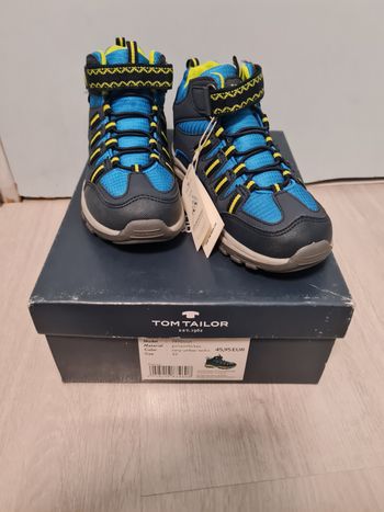 Chaussures de marche imperméables P32 Neuves