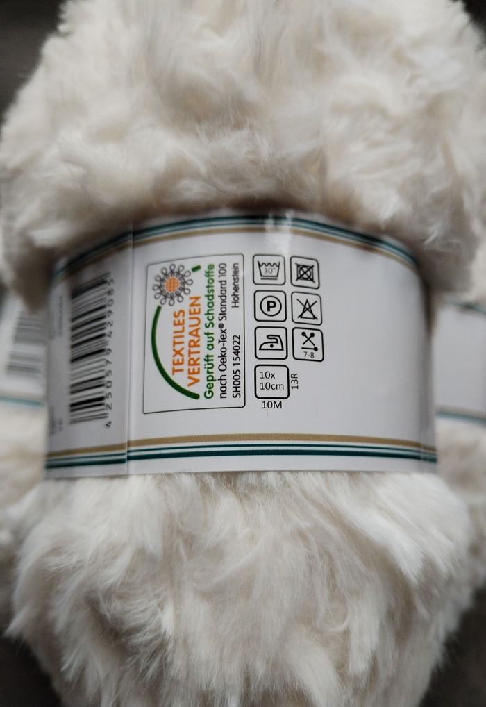 Lot de 3 pelotes de Laine (300 g) fausse fourrure blanc cassé crème - photo numéro 3