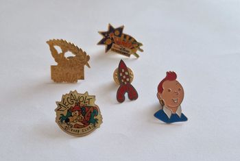 Lot de 5 Pin's Vintage Thématiques Parc Astérix Tintin Disney Club Euro Disney