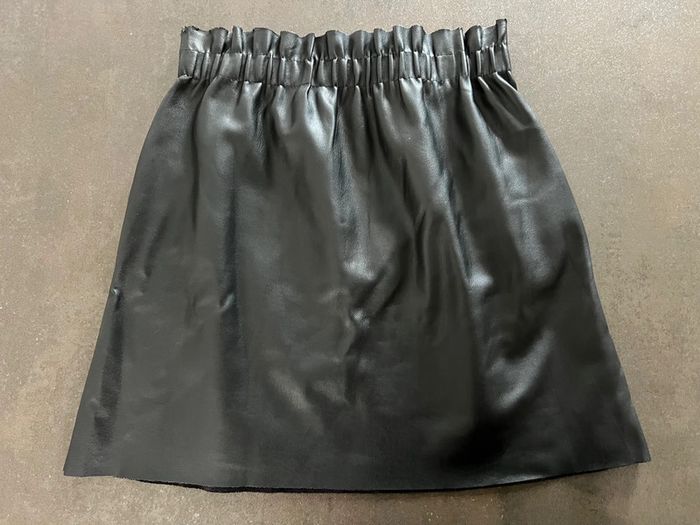 Jupe noire simili cuir - photo numéro 4