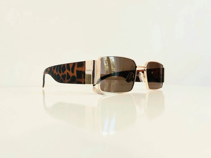 Lunette de soleil mixte rectangulaire dorée bras marron léopard uvprotection catégorie 3 - photo numéro 3