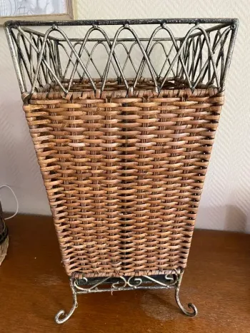 Porte parapluie en fer et osier