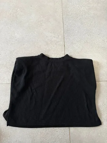 Haut noir Kkuu-tist shop, très bon état, taille S ample mais court