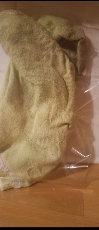 Chaussettes jaune portée