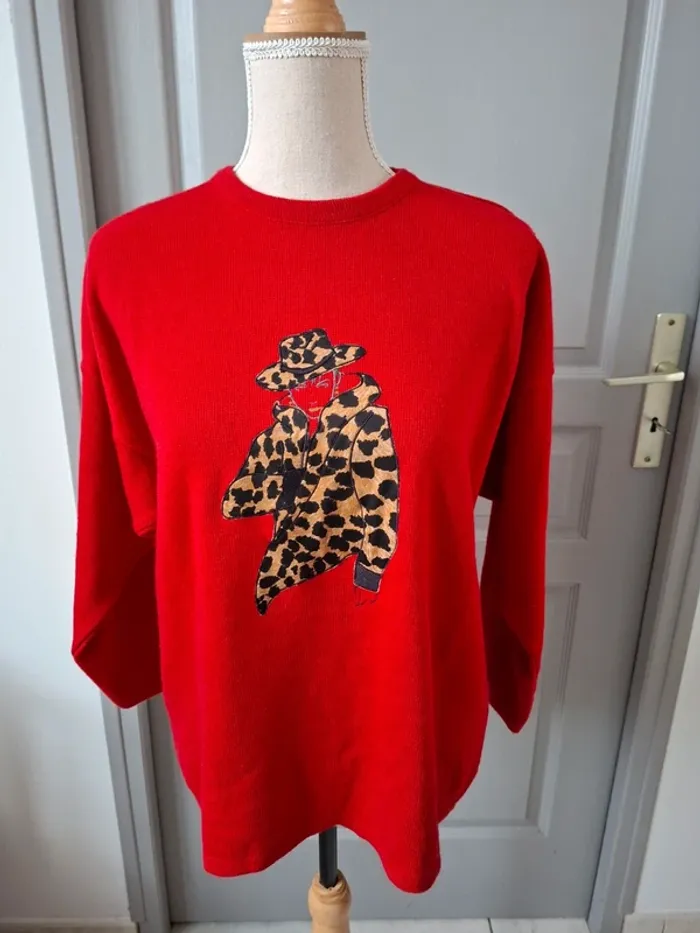 Pull large,rouge avec motif