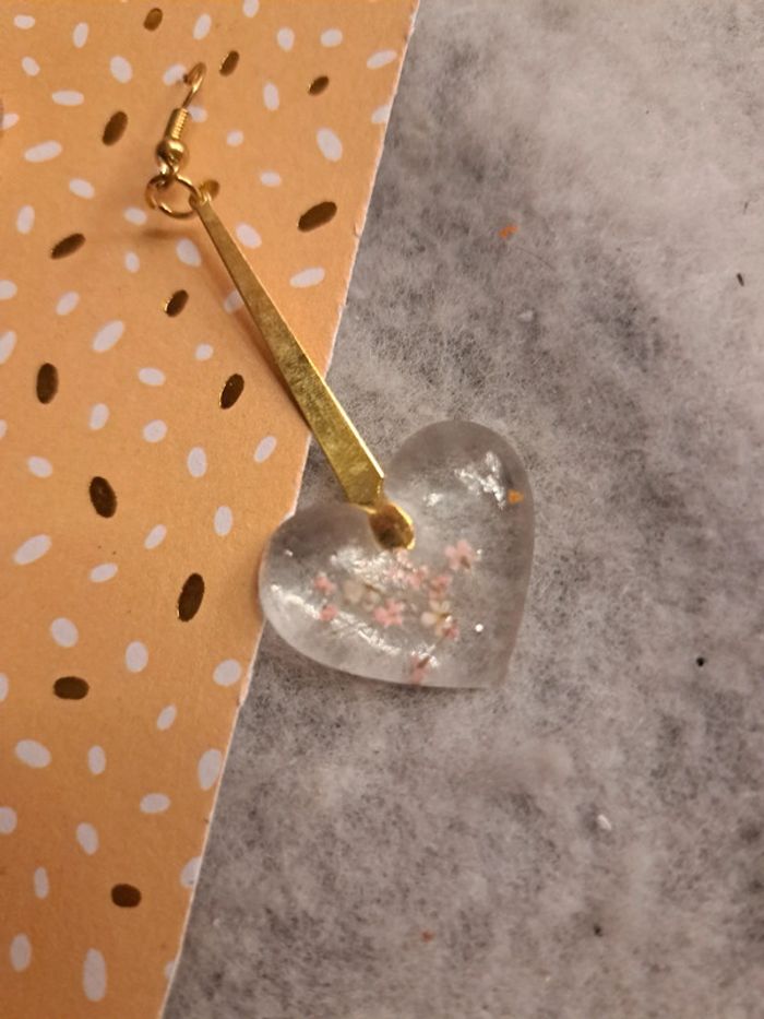 Boucles d'oreilles pendante avec pendentif assortie en résine florale - photo numéro 5