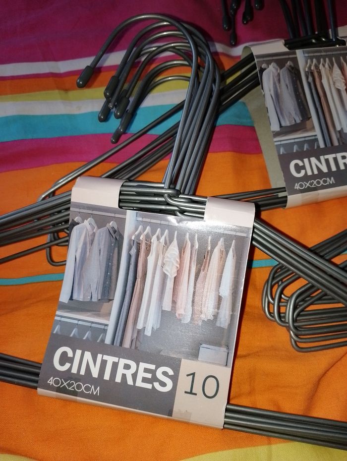 Lot de 10 cintres, portes manteaux neuf - photo numéro 2