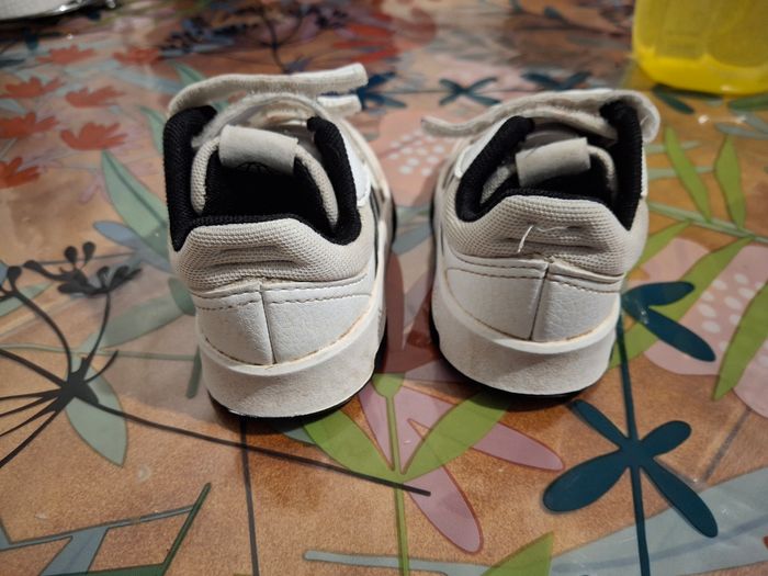Baskets adidas taille 22 - photo numéro 2