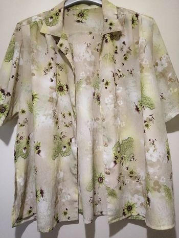 Blouse Vintage fluide, satinée, imprimé fleuri. Taille 52/54.