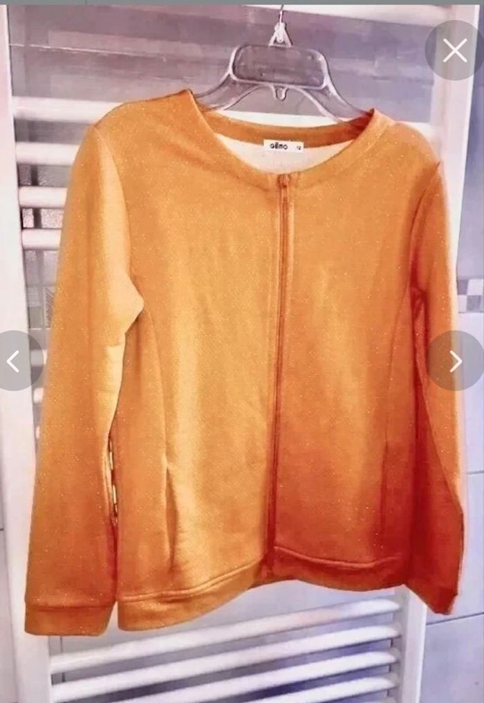 Veste moutarde avec motifs argentés ,intérieur molletonné,poches sur les côtés taille 12 ans de Gemo neuve à 8 euros