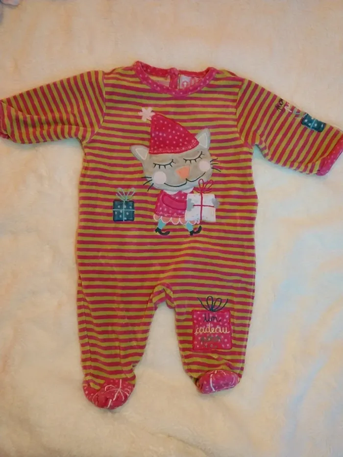 Pyjama  1 mois - photo numéro 3