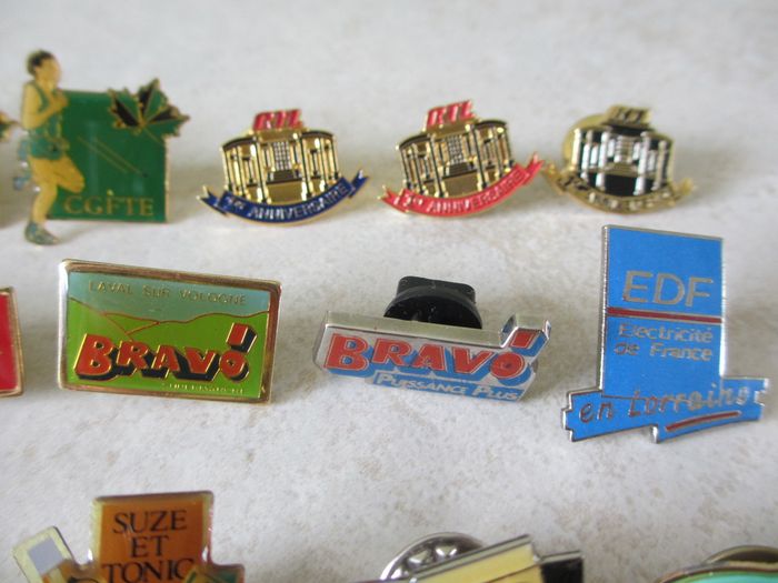 Lot de 35 pin’s années 1990 - photo numéro 3