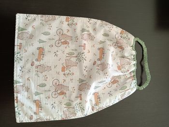 Grande serviette de table lavable , doublée nid d'abeille, élastiquée, maternelle.   Ours a vélo