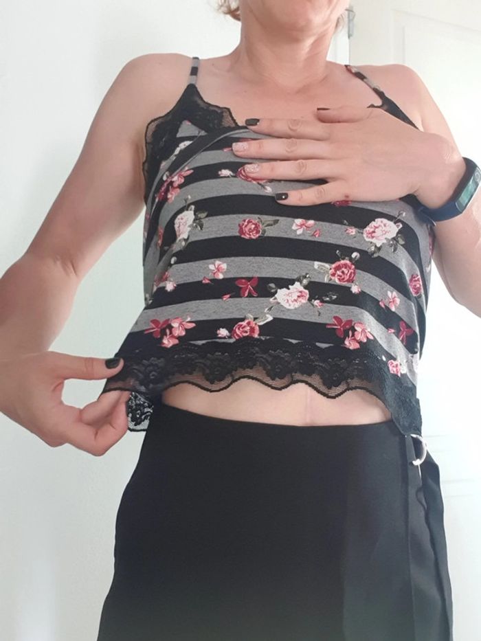 Haut Tee-shirt débardeur femme taille 36-38 rayures dentelle motif fleuri - photo numéro 6