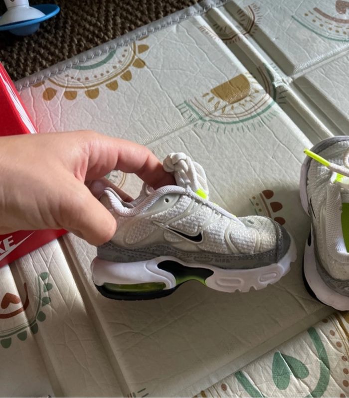 Basket Nike taille 21 neuve - photo numéro 2
