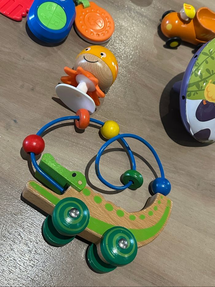 Lot de 9 jouets enfant bébé premiers âge en bois : voitures, clés sonores, toupie métal Janod - photo numéro 4