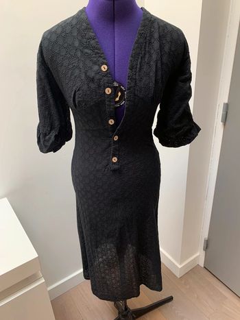 Jolie robe midi broderie anglaise