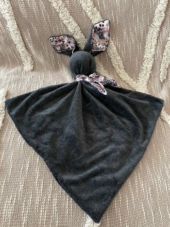 Peluche doudou plat fait main Gabin le Lapin noir velour Motif fleur neuf