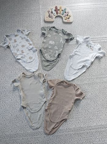 Lot de 5 bodies bébé manches courtes – C&A – Taille 68 cm (3-6 mois)