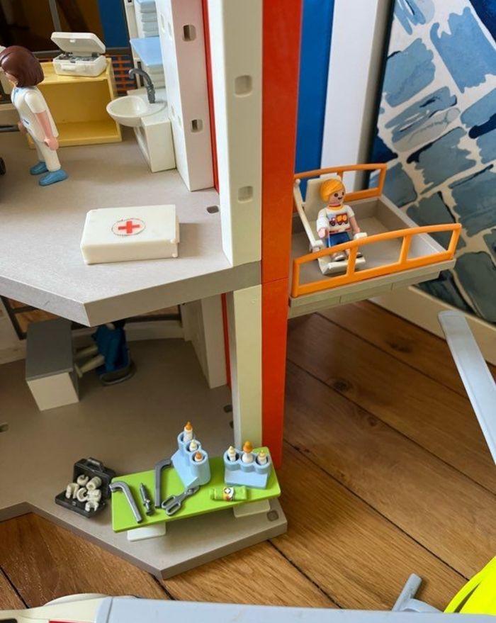 Hôpital pédiatrique playmobil+ véhicules - photo numéro 4