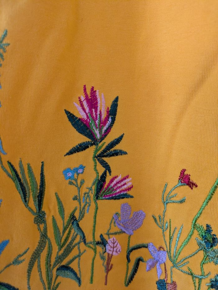 T-shirt avec fleurs brodées - photo numéro 3