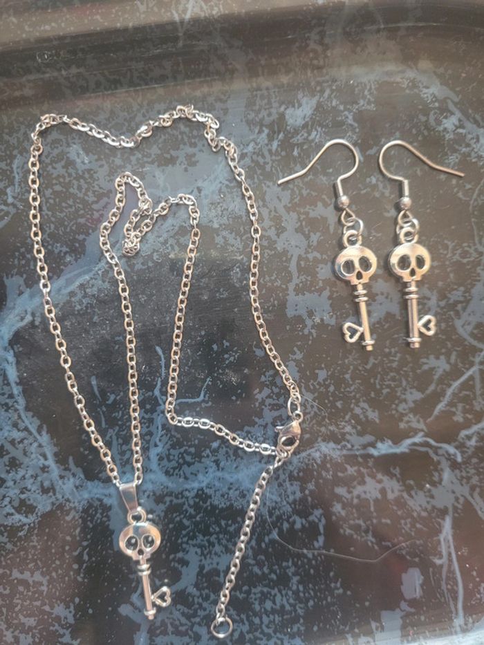 Chaine en acier inoxydable, pendentif et boucles d oreilles assorties. - photo numéro 3