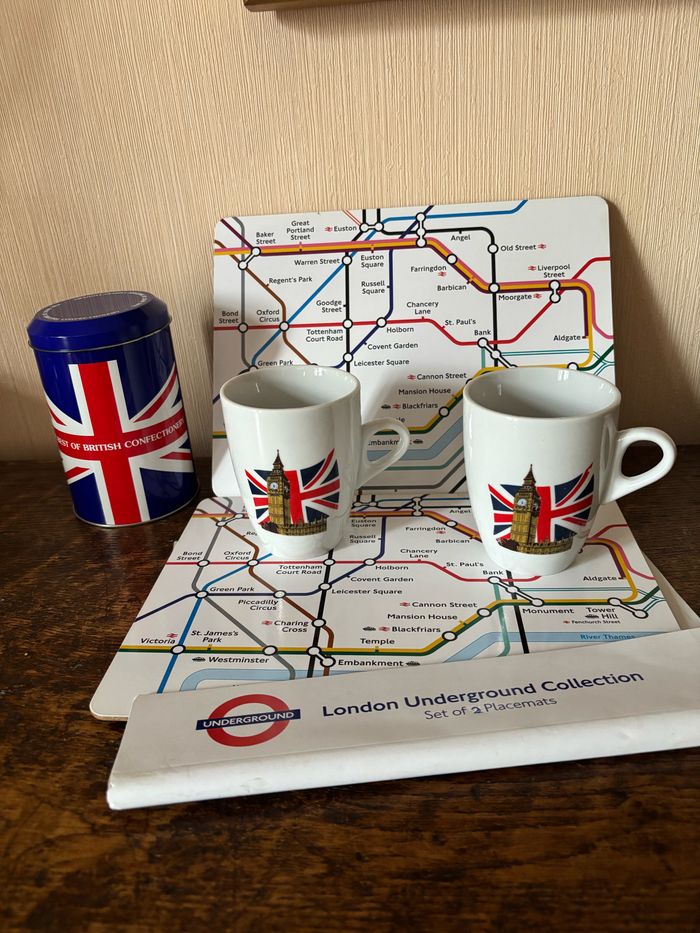 Lot Souvenirs de Londres :2 tasses, 2 sets de table et 1 boîte métallique