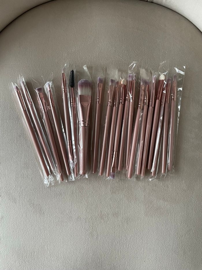 Lot pinceaux à maquillage rose